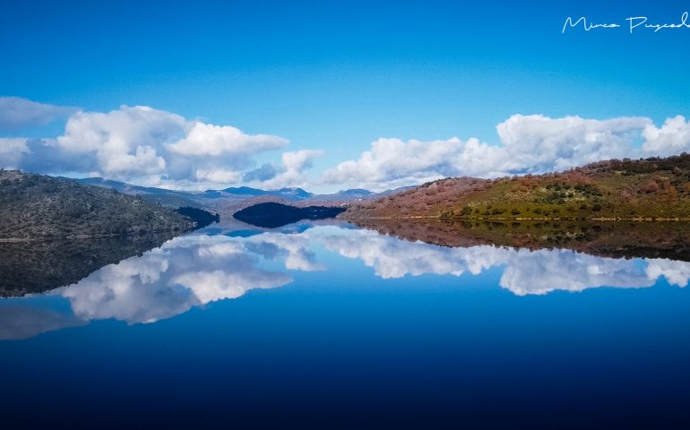 La foto del giorno. Tutto l’incanto del Lago Flumendosa nello scatto di Mirco Pusceddu