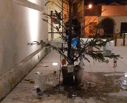 Sardegna: vandali bruciano un albero di Natale addobbato dai bambini