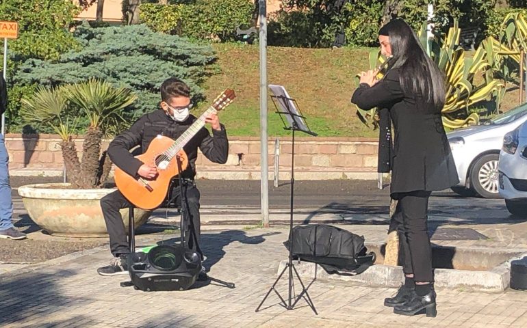 Nuoro, salta il saggio per il Covid e gli allievi del Liceo Musicale si esibiscono davanti al Comune, all’aperto