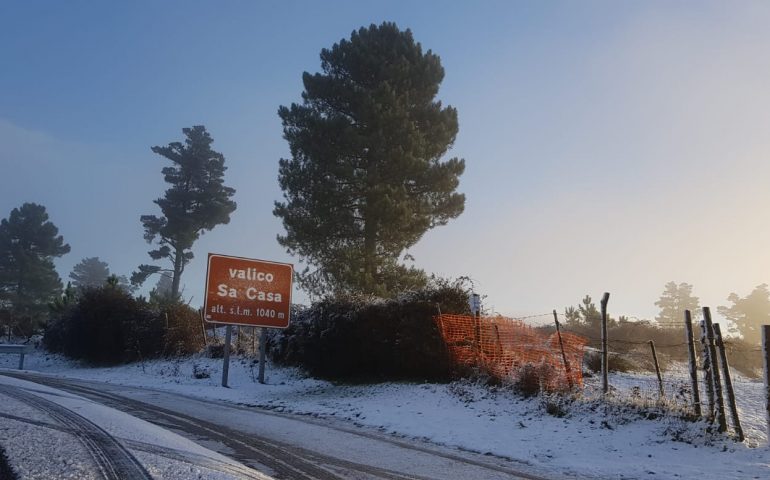 (Foto) La neve nelle strade del nuorese