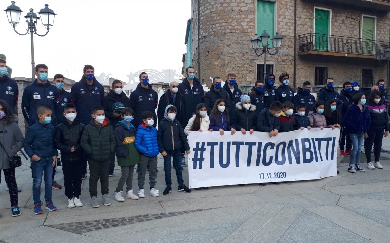 Bitti, visita della Dinamo Sassari e vertici Banco di Sardegna: portati doni per bambini del paese