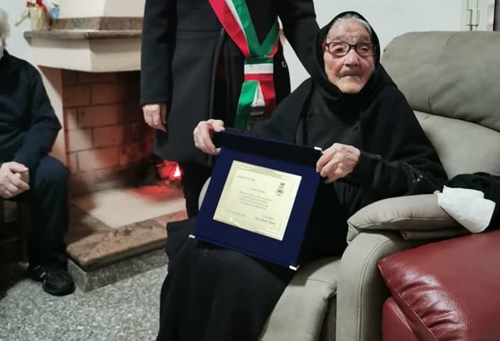 (FOTO) Ogliastra, Triei festeggia “tzia” Luisa Tangianu per i suoi cent’anni