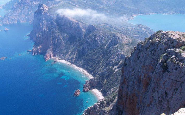 Corsica, vacanze nell’isola solo col passaporto sanitario: come aveva chiesto Solinas in Sardegna