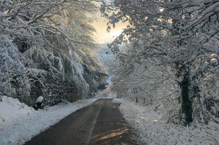 Fonni avvolta dalla neve ma tutto è chiuso. La sindaca Falconi: “La meraviglia e l’orrore del silenzio e della solitudine”