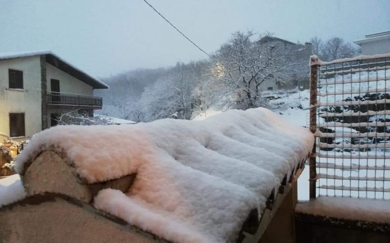 L’inverno è arrivato. Fonni si sveglia sotto una soffice coltre di neve