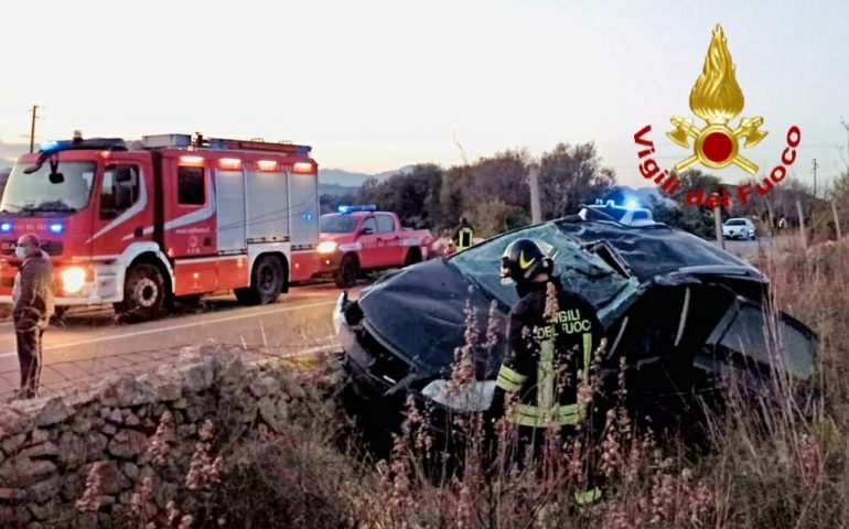 Sardegna, auto esce di strada e si schianta: due feriti portati d’urgenza all’ospedale