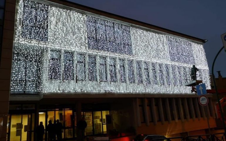 In Ogliastra addobbi e luminarie tardano ad abbellire i centri. Solo Jerzu in controtendenza: da ieri esplosione di luci in paese