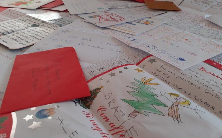 Bambini, volete scrivere a Babbo Natale? In Sardegna 293 cassette rosse in cui spedire le letterine
