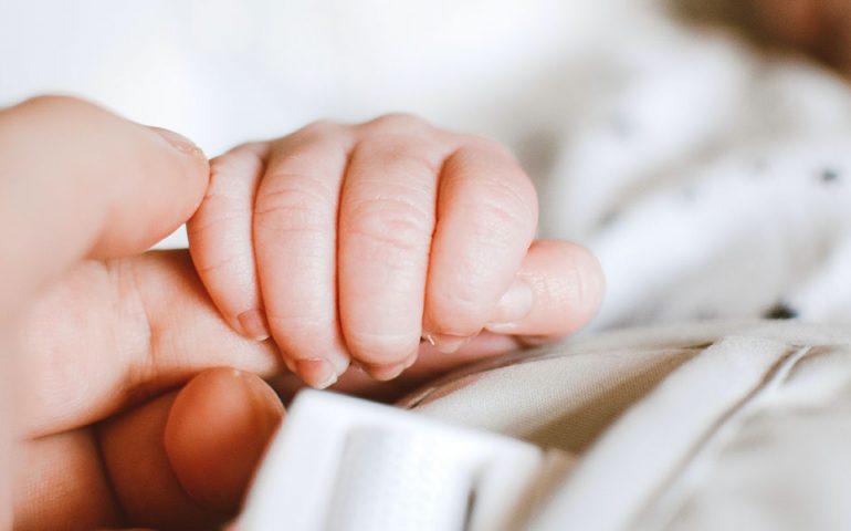 Covid-19, Sardegna: contagiata bimba di 3 mesi a festa del suo battesimo. Ora è in ospedale