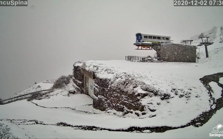 (FOTO) La neve imbianca le montagne della Sardegna: paesaggi fiabeschi sul Gennargentu