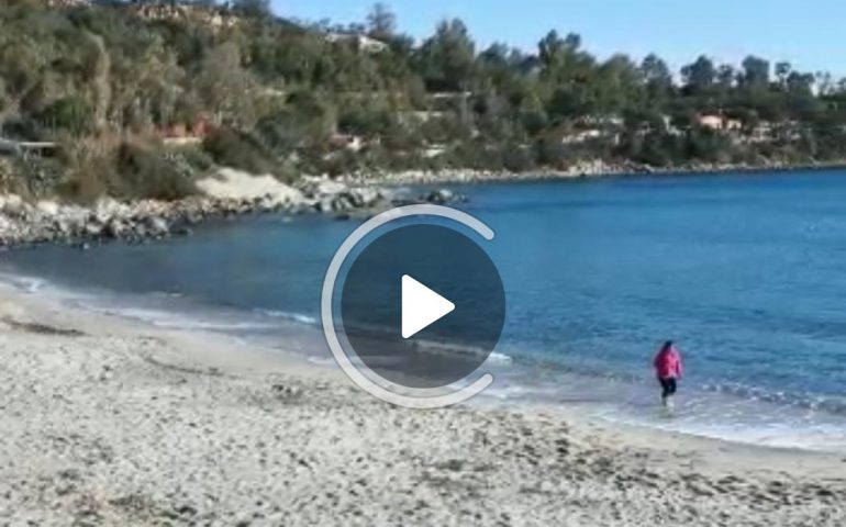 (VIDEO) Arbatax, Porto Frailis: le acque limpide del mare ogliastrino nell’ultima domenica dell’anno