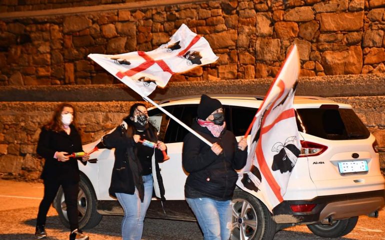 La foto del giorno. Protesta porto di Arbatax: manifestanti sventolano la bandiera della Sardegna