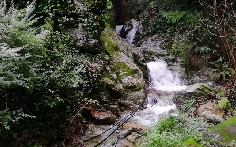(Video) Tonara, ecco una delle cascate del rio Pitzirimasa e l’antico mulino ad acqua