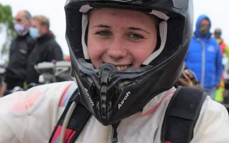 Sara, morta giovanissima seguendo la sua passione, in sella alla moto