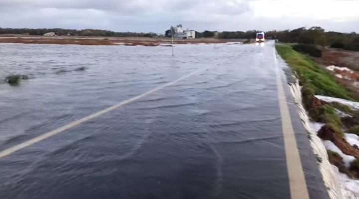 Arborea: lo stagno S’Ena Arrubia esonda per le troppe piogge, chiusa la provinciale