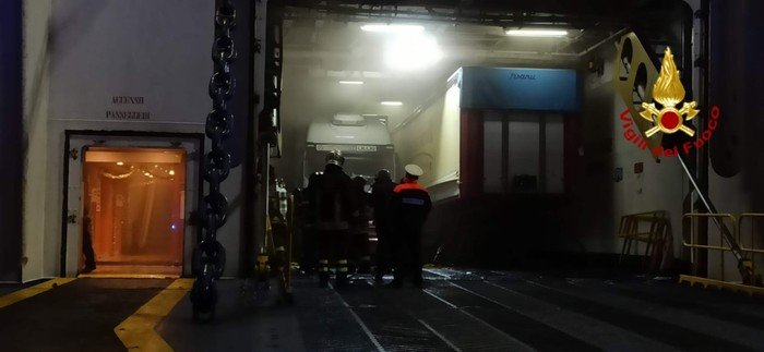 Paura nella notte a bordo di un traghetto Tirrenia diretto in Sardegna: fuoco e fiamme nella stiva
