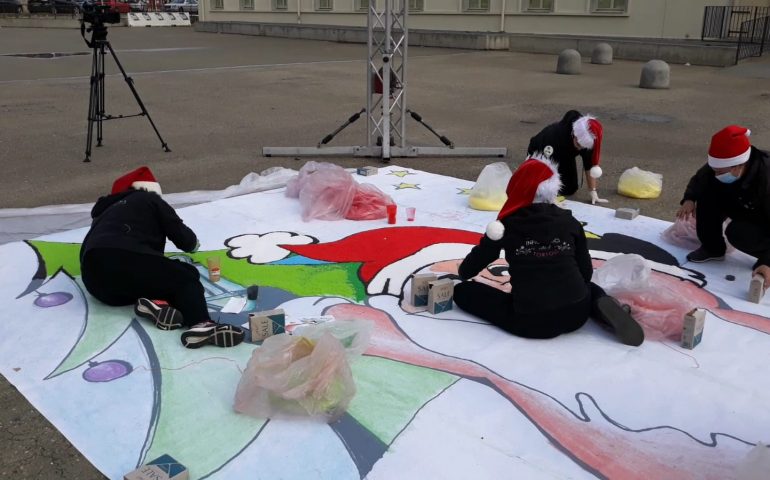 (VIDEO) Tortolì in fiore a Natale, ecco le infioratrici mentre realizzano una spettacolare opera