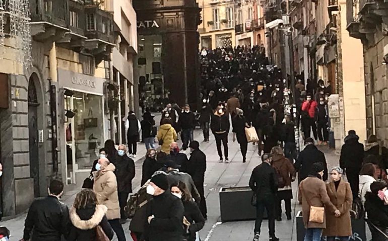 Natale, troppa gente nelle vie dello shopping. Vertice del Governo sugli spostamenti: possibili nuove strette