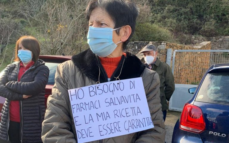 (FOTO) Ieri la protesta dei cittadini di Ussassai per l’assenza del medico di base: le loro dichiarazioni