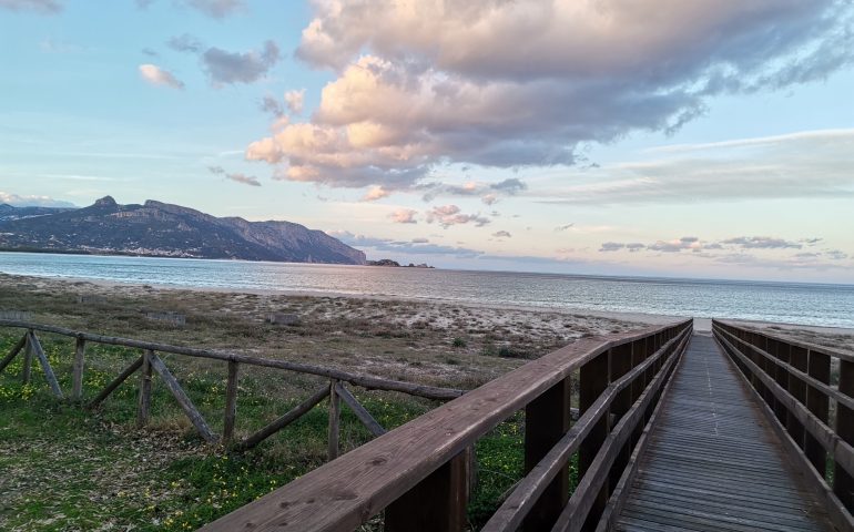 La foto del giorno. Il sole tramonta sulla spiaggia della Capannina