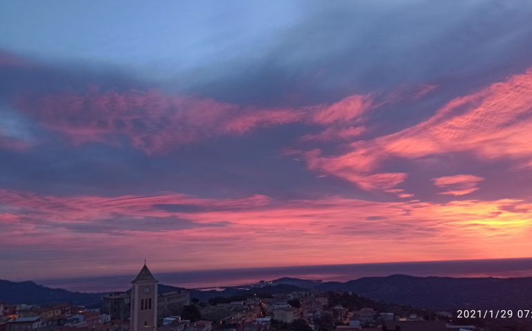 La foto del giorno. Cielo vermiglio sui tetti di Arzana: lo scatto è bellissimo