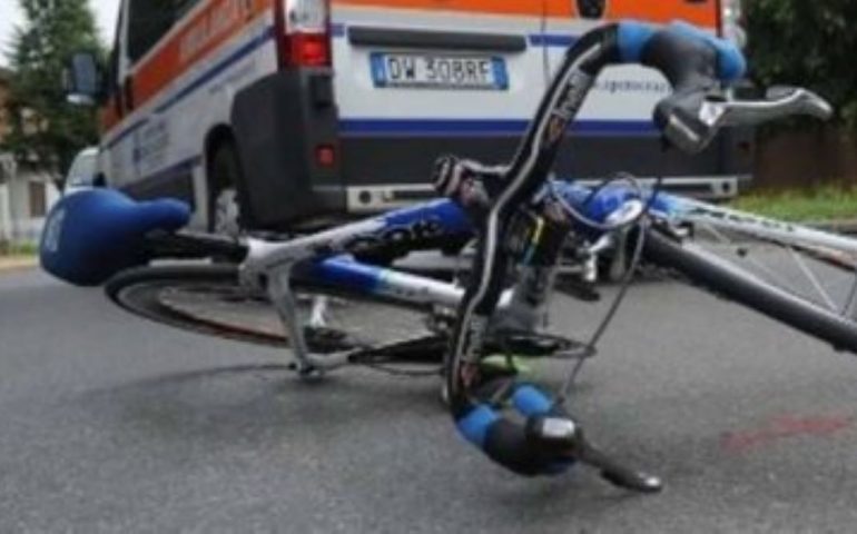 Sardegna, stroncato da un infarto mentre pedalava in bici: inutili i soccorsi