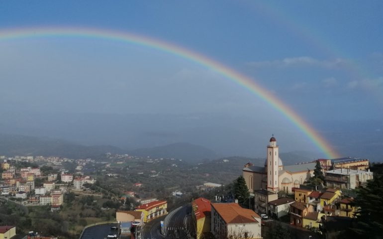 La foto dei lettori. Un bellissimo arcobaleno attraversa il cielo di Lanusei