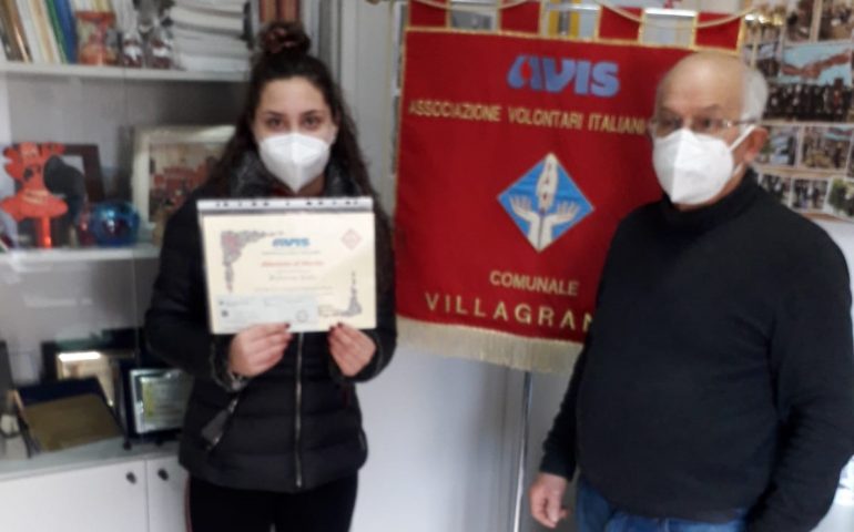 Villagrande, l’Avis consegna l’attestato di merito e il relativo assegno a Roberta Sette e Gabriele Floreddu