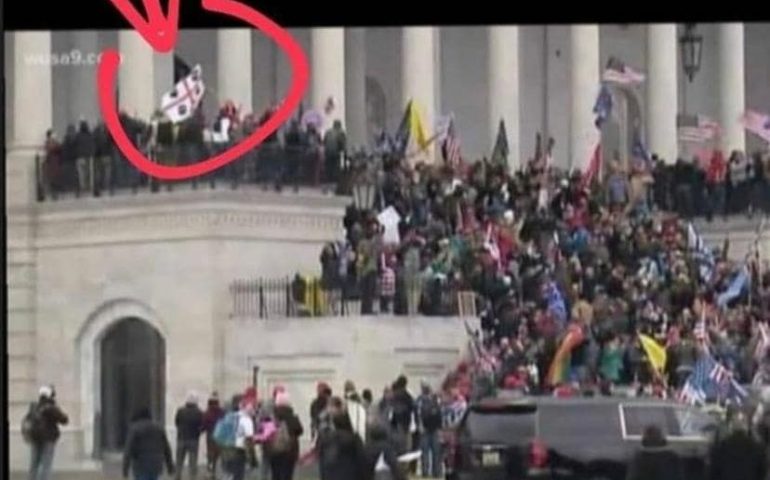 Proteste a Washington: spunta la bandiera sarda, la foto fake diventa virale