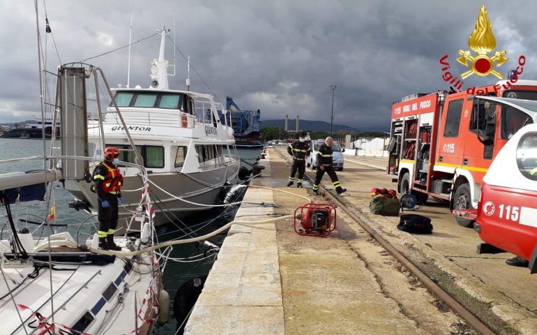 Barca a vela alla deriva senza equipaggio: al Porto di Arbatax intervengono i Vigili del Fuoco a svuotare lo scafo