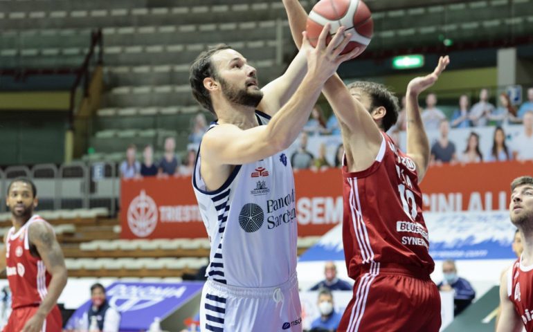 Basket, una super Dinamo espugna Trieste. 103-82: Sassari seconda dietro Milano