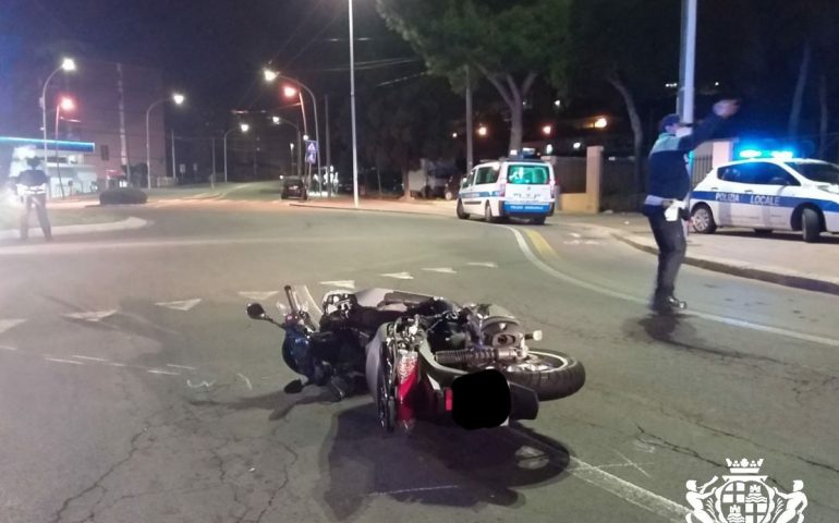 Sardegna, grave scontro tra moto e auto in una rotatoria: due 20enni in codice rosso