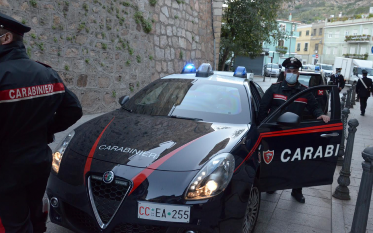 Sardegna. Esperto di arti marziali aggredisce con una roncola quattro persone. 28enne arrestato