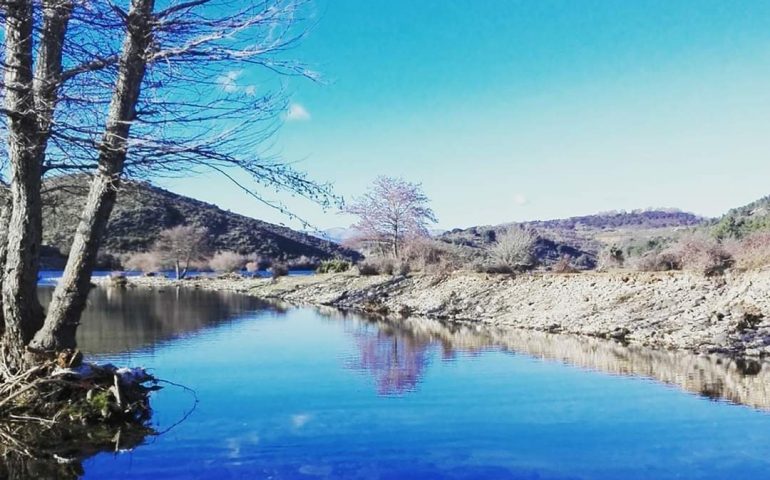 Le foto dei lettori. Il Lago Flumendosa incorniciato dalla neve