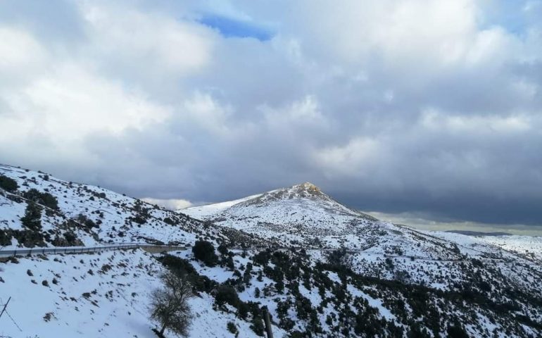 La foto del giorno. Il passo di Correboi coperto da un soffice manto di neve