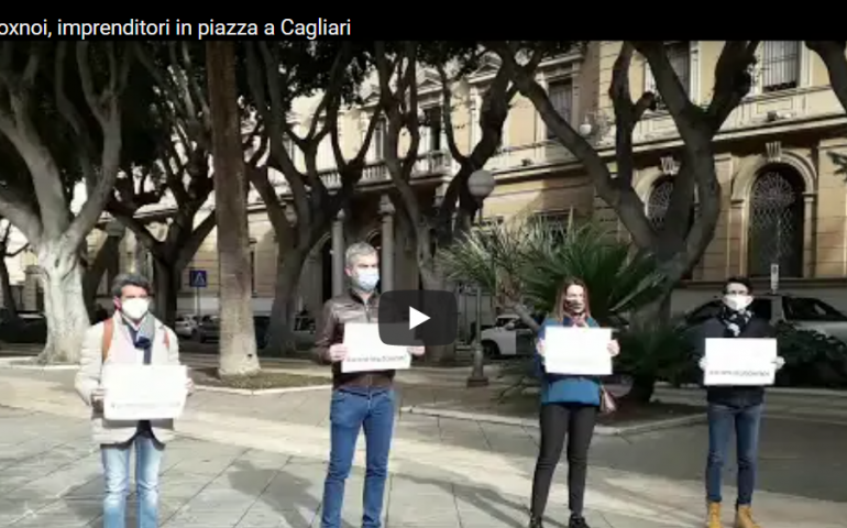 Il toccante minuto di silenzio degli imprenditori sardi durante il flash mob di Cagliari