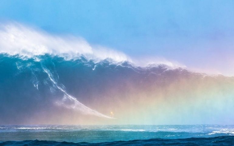 (FOTO) Francisco Porcella dà spettacolo alle Hawaii: il surfista cavalca un’onda di 16 metri