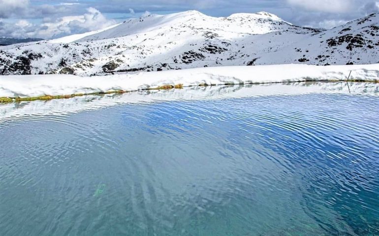 La foto. La Sardegna innevata e il suo lago di montagna. Il Gennargentu continua a incantare