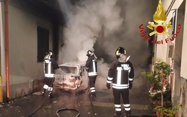 Nuorese, auto prende fuoco nel centro abitato: non si esclude origine dolosa