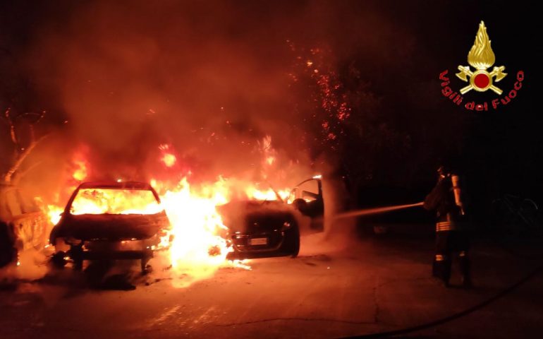 Sardegna, incendio nella notte: tre auto in fiamme