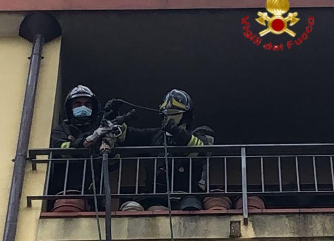 Nuoro, paura per un incendio in un appartamento