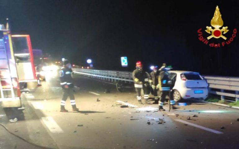 Terribile incidente, scontro frontale sulla SS131 DCN: un morto e due feriti