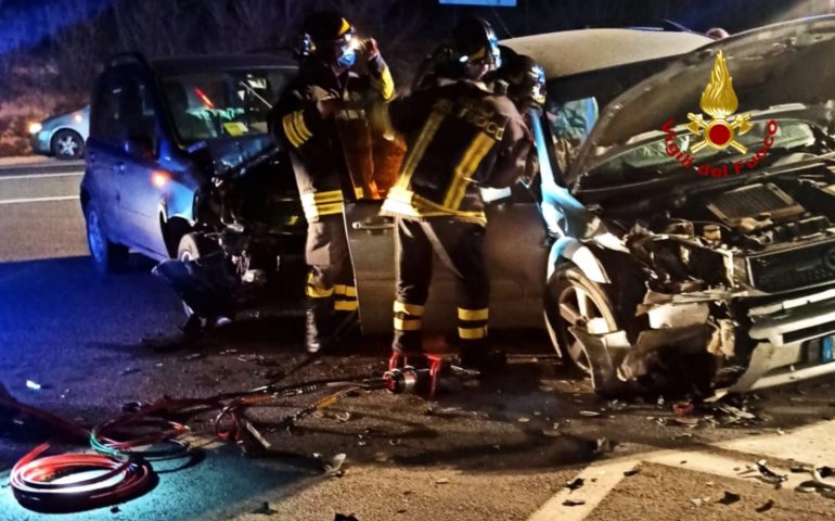 Grave incidente sulla statale 125: scontro tra due auto, 3 persone ferite