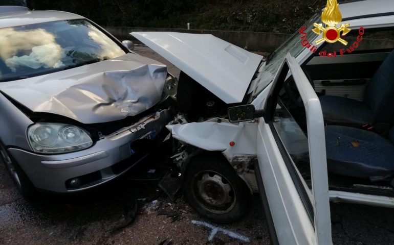 Scontro frontale tra auto sulla Belvì-Desulo: tre le persone portate in ospedale