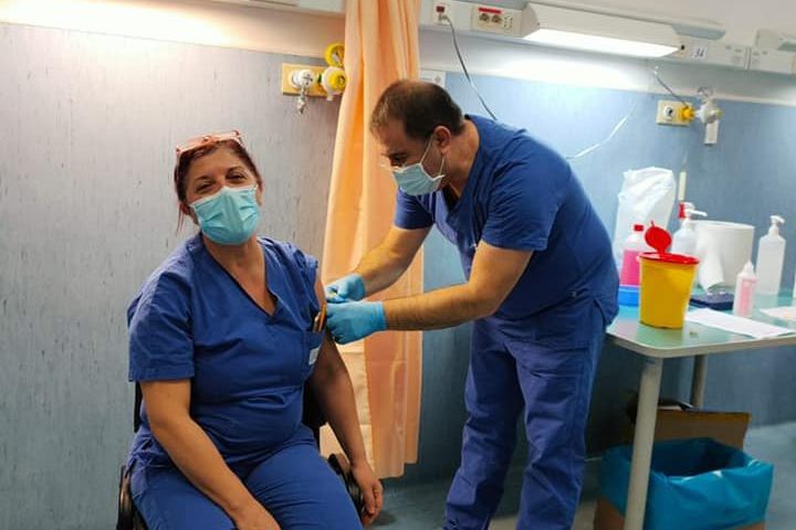 (FOTO) Ospedale di Lanusei, somministrate dosi vaccino Covid: la prima alla dott.ssa Mulas