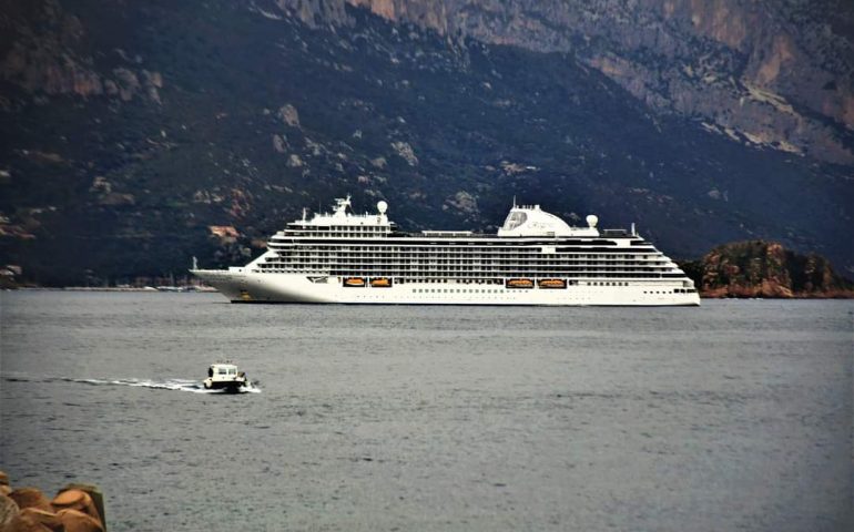 Arbatax, la nave da crociera ultra-lusso in rada nel golfo ogliastrino