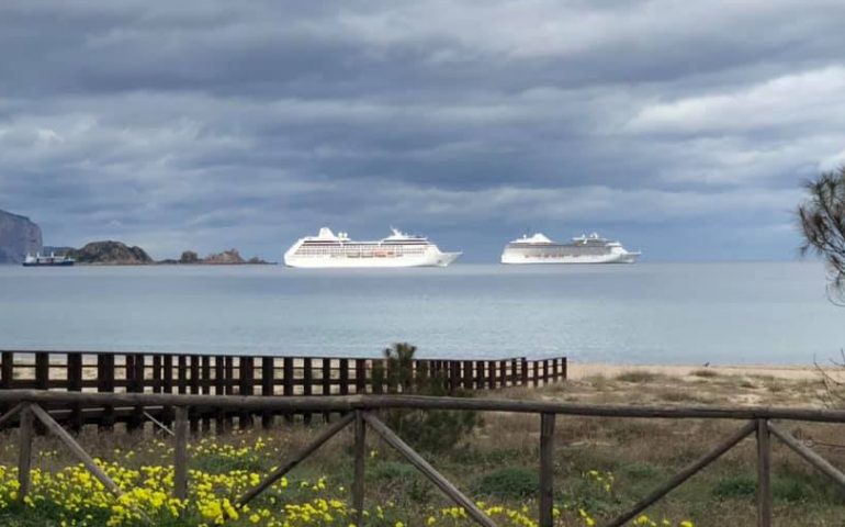 La foto notizia. Due navi da crociera in rada nei pressi dell’Isolotto d’Ogliastra