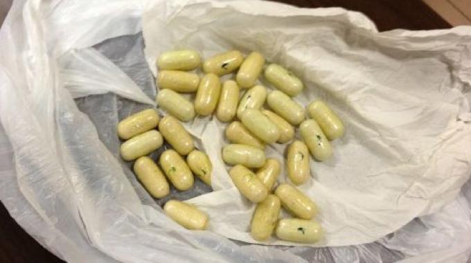 Sardegna, in aereo con 15 ovuli di eroina nello stomaco: 27enne in manette