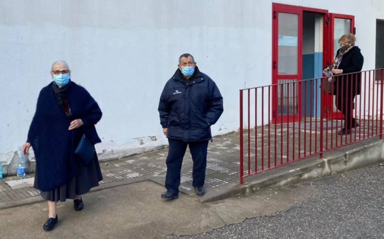 Un’immagine fortemente simbolica della campagna screening a Tortolì. Il sindaco: “Un bellissimo esempio”