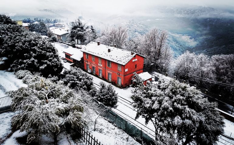 La foto del giorno. La stazione di Seui incorniciata da un soffice manto di neve